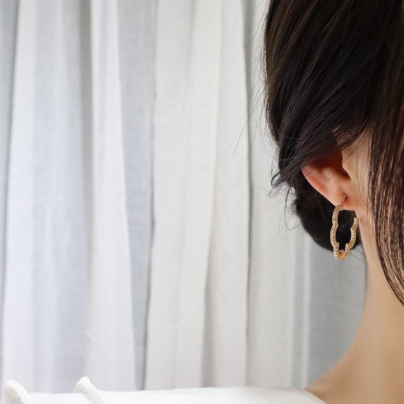 NEW 14K Gold Plated Diamond Flower Hoop Earrings a - Picture 6 of 7